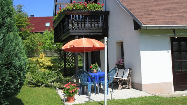 Gemütliche Terrasse im Garten vor dem Ferienhaus