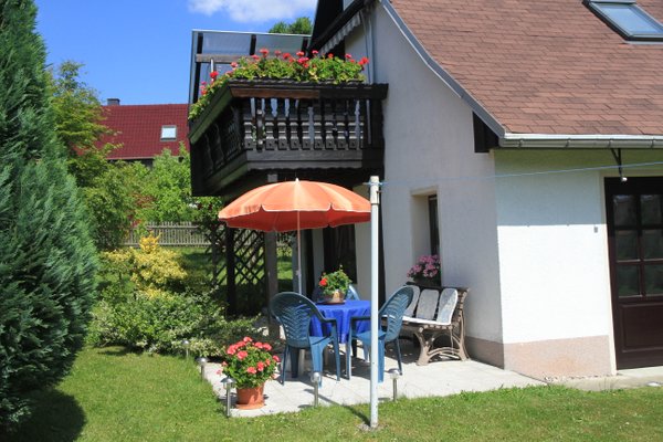 Gemütliche Terrasse im Garten vor dem Ferienhaus